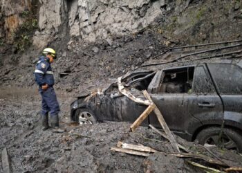 Un vehículo atrapado en derrumbe de la vía Pacho – la Palma, sector Goteras