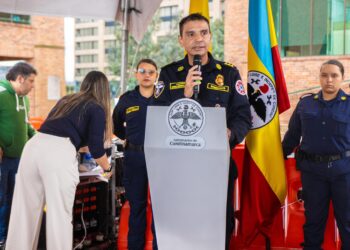 Cundinamarca dota a bomberos con equipos de señalización para atención de siniestros viales