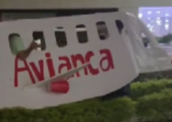Avianca premiará a familia caleña que se hizo viral por realizar ingenioso agüero de fin de año
