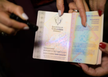Petro presenta el nuevo pasaporte colombiano: “es el cuarto mejor pasaporte del mundo”