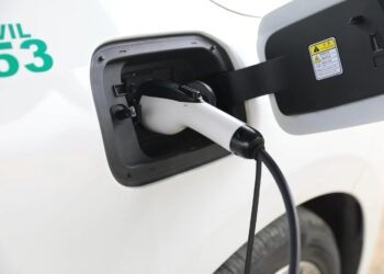 CAR lidera transición energética con electrolineras solares gratuitas en Sabana Centro