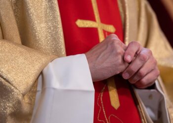 Corte condena a dos sacerdotes por abusar sistemáticamente de un menor durante 16 años, además de haber tenido años de impunidad