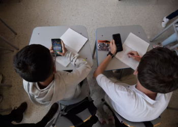 Por primera vez una ciudad en Colombia prohíbe el uso de celulares en colegios públicos 