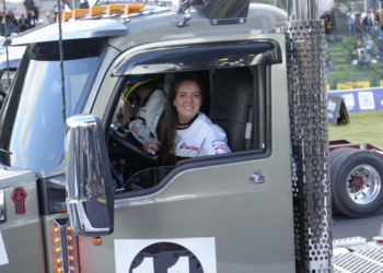Juliana Castelblanco se corona como la primera reina de las tractomulas en Colombia