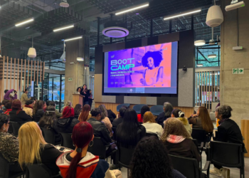 Emprendedoras de Bogotá impulsan sus negocios mediante la inteligencia artificial en el Bootcamp Mujeres  liderado por la Cámara de Comercio de Bogotá 