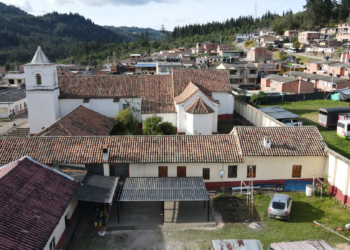 Talento de Zipaquirá impulsa la transición a energía solar en la Parroquia de Sutatausa
