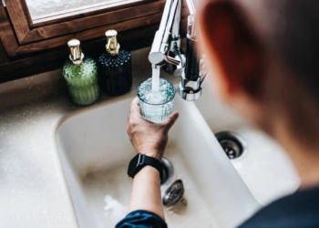 ¿Sabe cuánta agua gasta su hogar? en pleno Fenómeno del Niño una familia promedio consume hasta 20.000 botellas al mes 