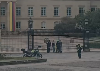 Incertidumbre en la Casa de Nariño tras protesta de dos policías que se esposaron en la entrada principal