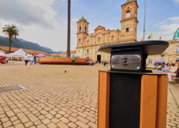 Instalan nuevas canecas en el Parque Principal de Zipaquirá para fortalecer el embellecimiento del Centro Histórico